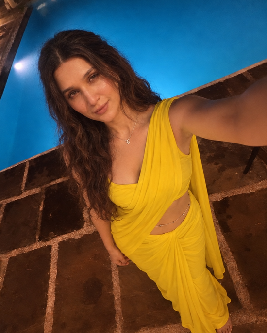 Poolside night selfie in the yellow Imperia Serenity After Dark Saree with belly chain